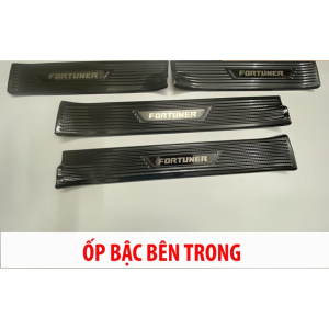 Ốp Bậc Cửa, Nẹp Bước Chân Trong Ngoài Toyota Fortuner 2017-2023 Vân Carbon 