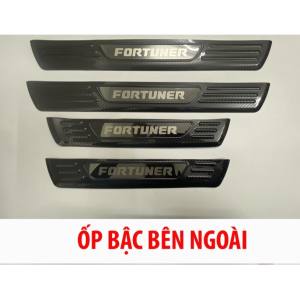 Ốp Bậc Cửa, Nẹp Bước Chân Trong Ngoài Toyota Fortuner 2017-2023 Vân Carbon 